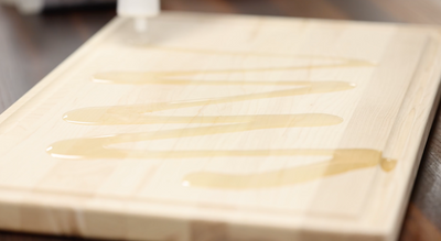 Comment choisir l’huile idéale pour entretenir vos planches à découper